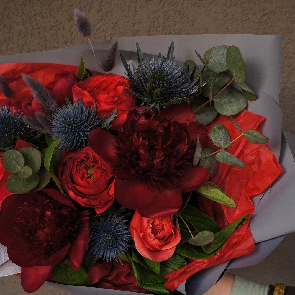 Гренадин: бордовые пионы и розы Дарк Экспрешн