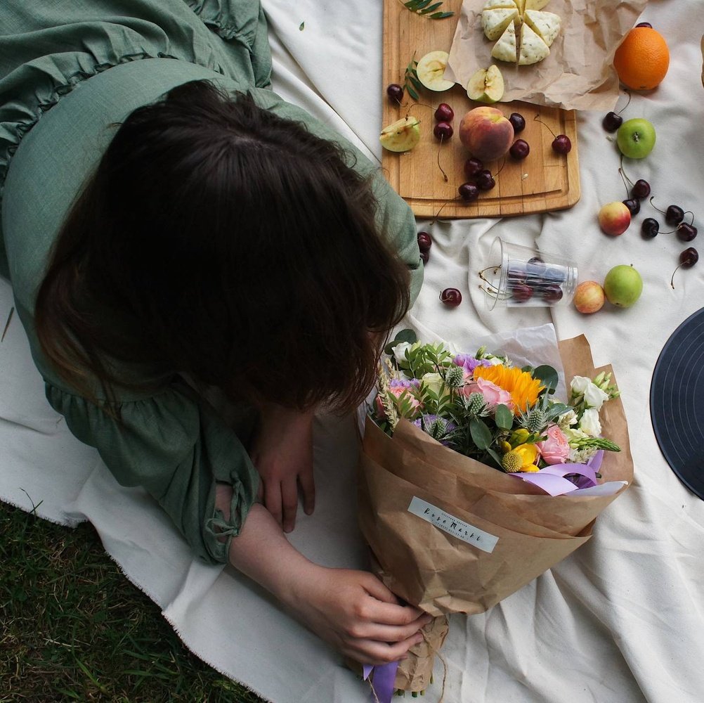 В летнем саду: яркий подсолнух, пионовидные розы, фактурная гвоздика и другие цветы