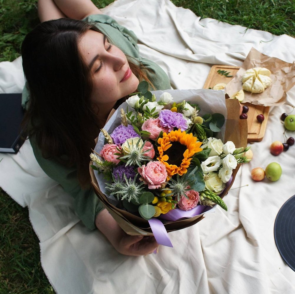 В летнем саду: яркий подсолнух, пионовидные розы, фактурная гвоздика и другие цветы