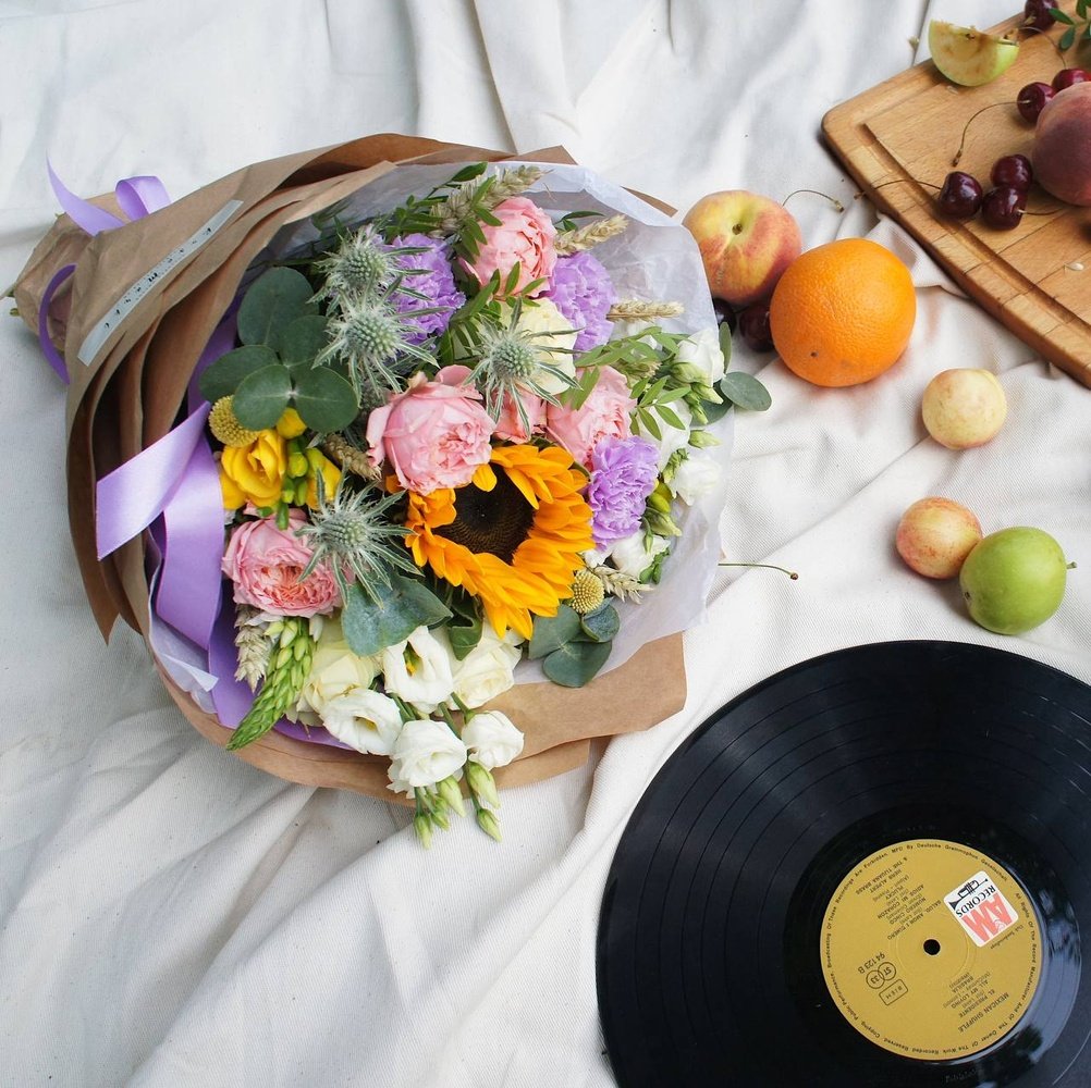 В летнем саду: яркий подсолнух, пионовидные розы, фактурная гвоздика и другие цветы