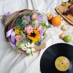 В летнем саду: яркий подсолнух, пионовидные розы, фактурная гвоздика и другие цветы в Санкт-Петербурге - Фотография 5