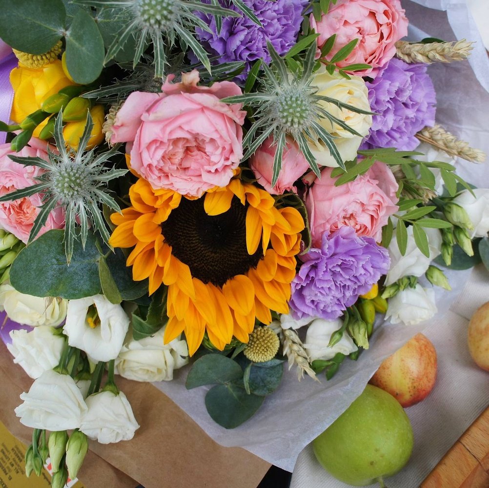 В летнем саду: яркий подсолнух, пионовидные розы, фактурная гвоздика и другие цветы