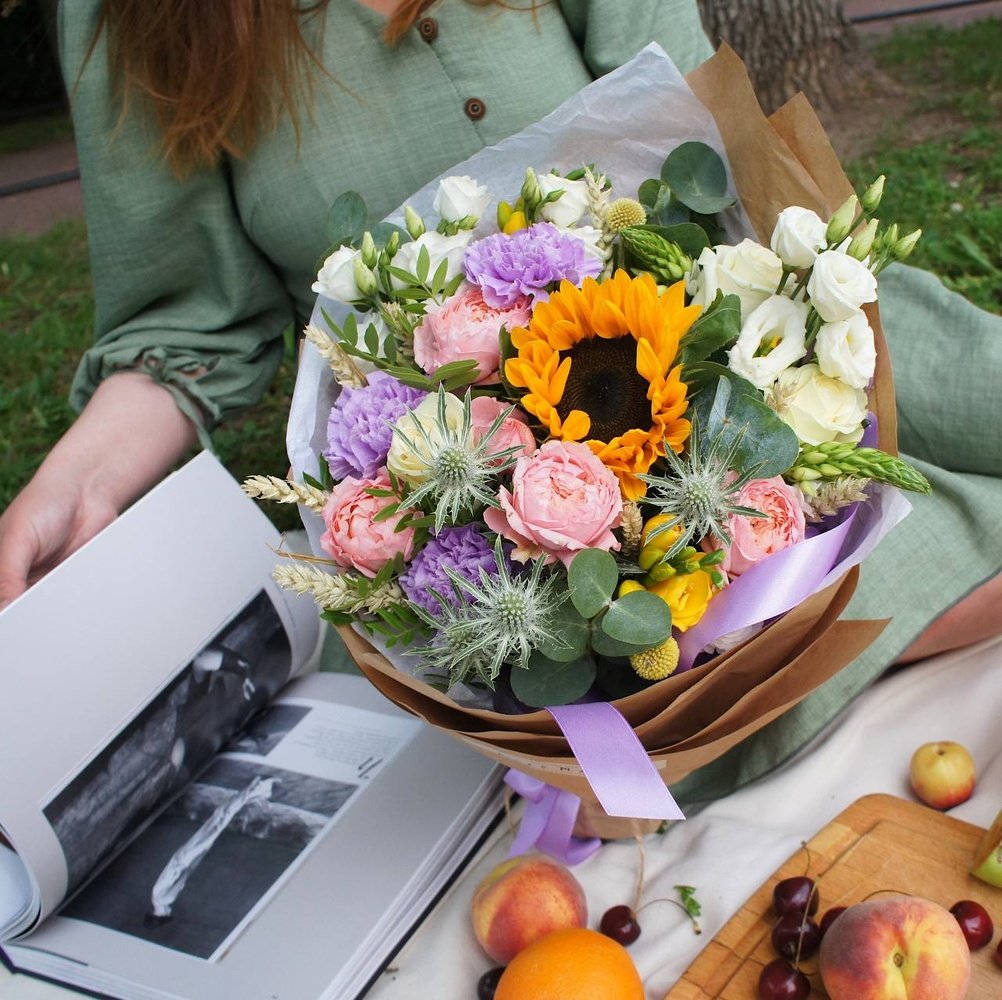 В летнем саду: яркий подсолнух, пионовидные розы, фактурная гвоздика и другие цветы