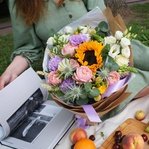 В летнем саду: яркий подсолнух, пионовидные розы, фактурная гвоздика и другие цветы в Санкт-Петербурге - Фотография 7