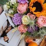 В летнем саду: яркий подсолнух, пионовидные розы, фактурная гвоздика и другие цветы в Санкт-Петербурге - Фотография 4