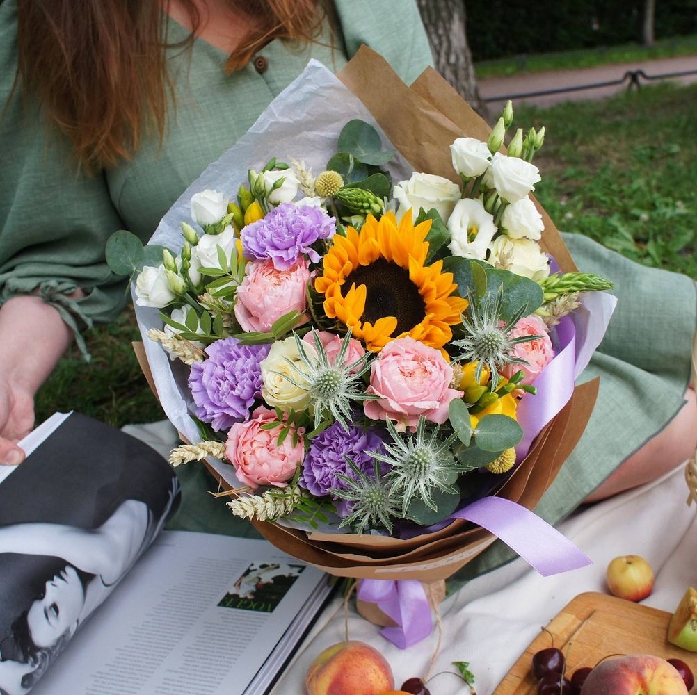 В летнем саду: яркий подсолнух, пионовидные розы, фактурная гвоздика идругие цветы по цене 8752 ₽ - купить в RoseMarkt с доставкой поСанкт-Петербургу