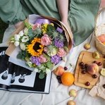 В летнем саду: яркий подсолнух, пионовидные розы, фактурная гвоздика и другие цветы в Санкт-Петербурге - Фотография 10