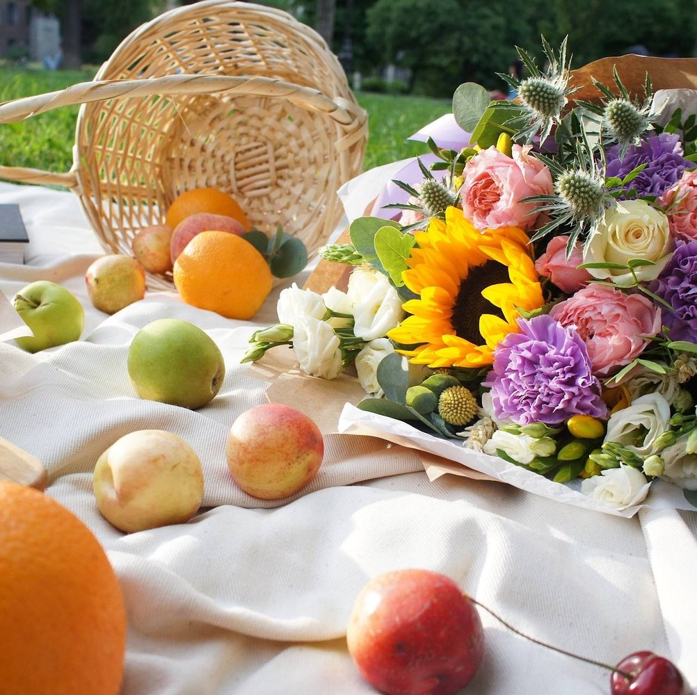 В летнем саду: яркий подсолнух, пионовидные розы, фактурная гвоздика и другие цветы