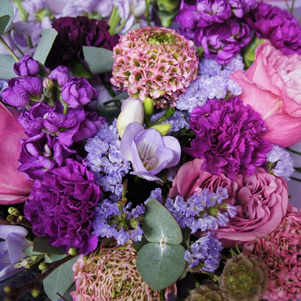 Фазы Луны: маттиола, пионовидные розы и другие сезонные цветы + аквабокс и коробка-переноска