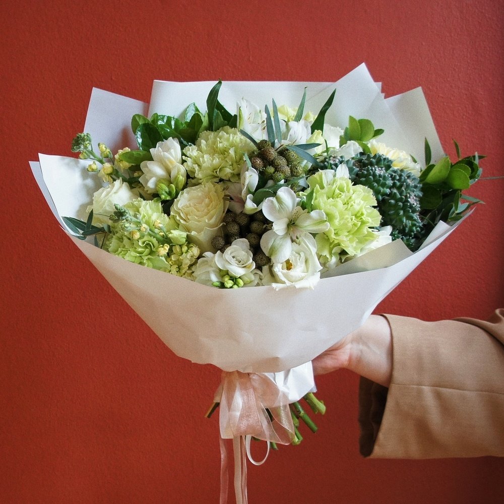 На склоне Хуаша: тропический кактус, фрезия и южноафриканская бруния