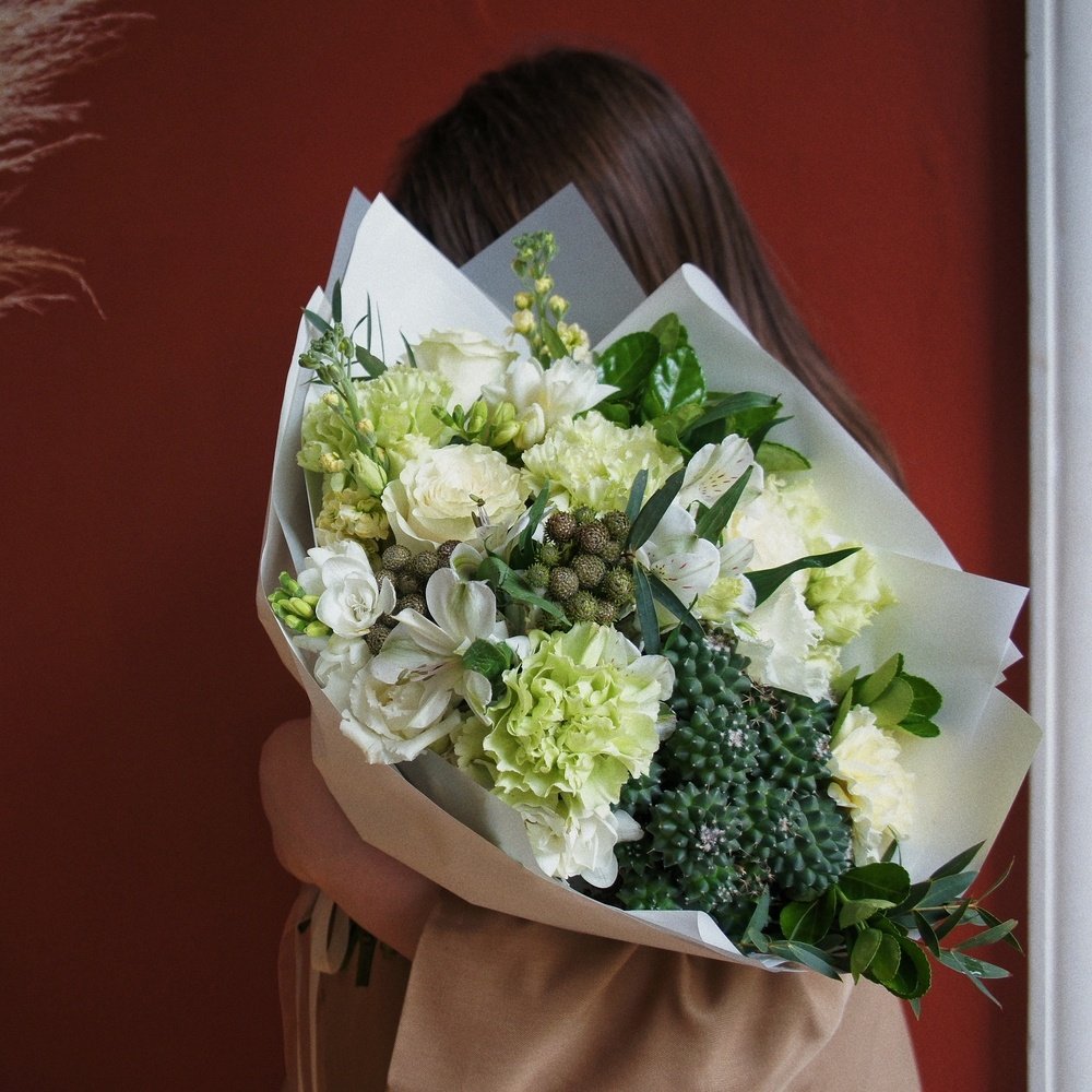 На склоне Хуаша: тропический кактус, фрезия и южноафриканская бруния