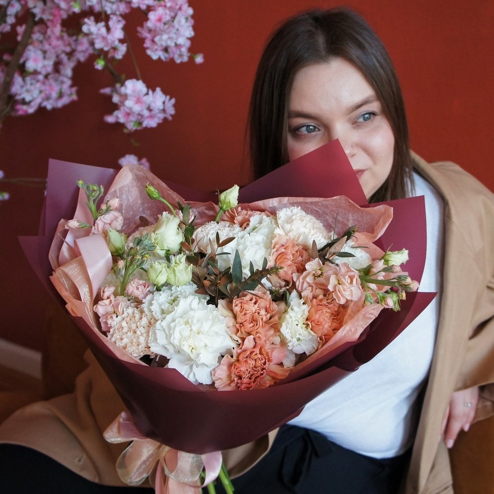 Июльская дымка: фактурная гвоздика, маттиола и ветви эвкалипта