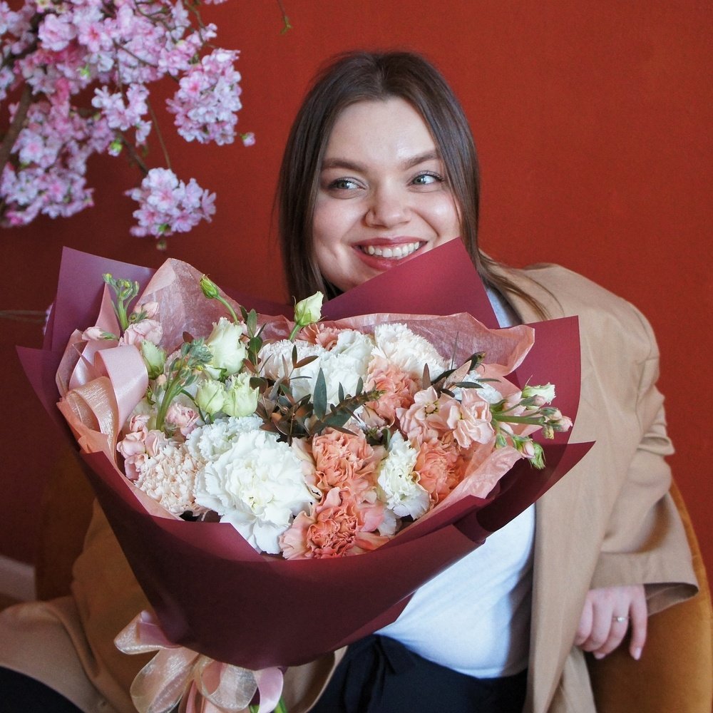 Июльская дымка: фактурная гвоздика, маттиола и ветви эвкалипта