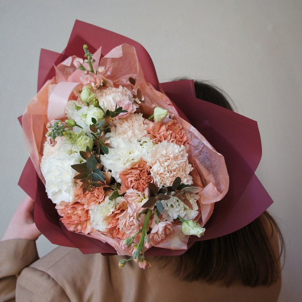 Июльская дымка: фактурная гвоздика, маттиола и ветви эвкалипта