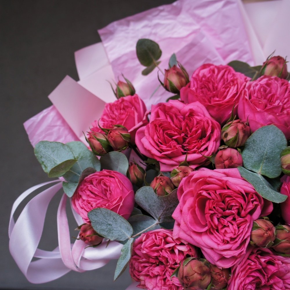 Иоланта: розовые пионовидные розы Кантри Блюз и ароматный эвкалипт + аквабокс с коробкой-переноской