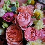 Дионис: пионовидные розы, янтарная краспедия и эустома. Букет руководителю в Санкт-Петербурге - Фотография 5