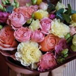 Дионис: пионовидные розы, янтарная краспедия и эустома. Букет руководителю в Санкт-Петербурге - Фотография 4