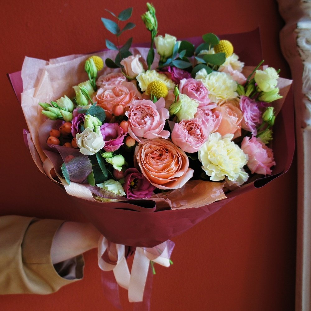 Дионис: пионовидные розы, янтарная краспедия и эустома