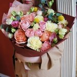 Дионис: пионовидные розы, янтарная краспедия и эустома. Букет руководителю в Санкт-Петербурге - Фотография 1