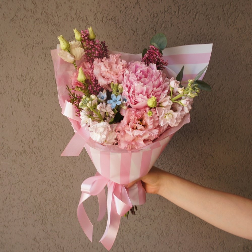 Клубничный зефир: пион, маттиола и кружевная эустома