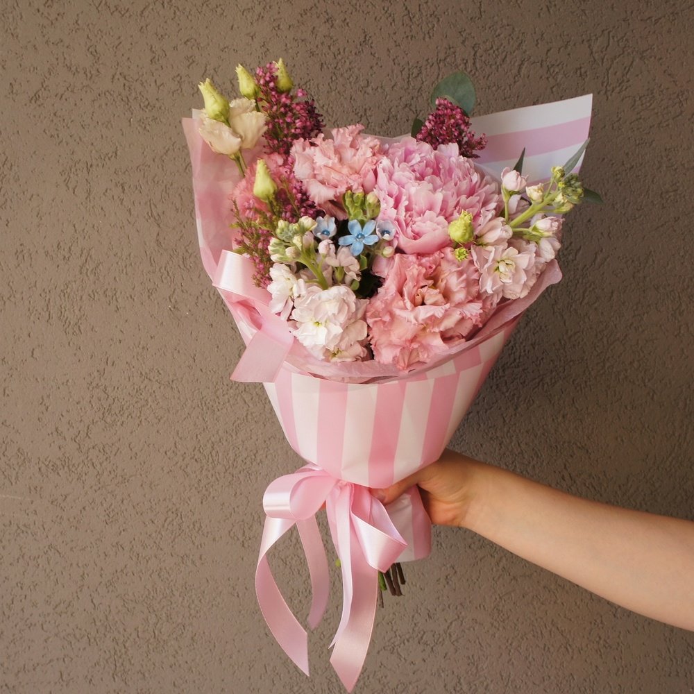 Клубничный зефир: пион, маттиола и кружевная эустома