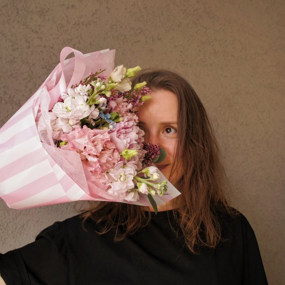 Клубничный зефир: пион, маттиола и кружевная эустома