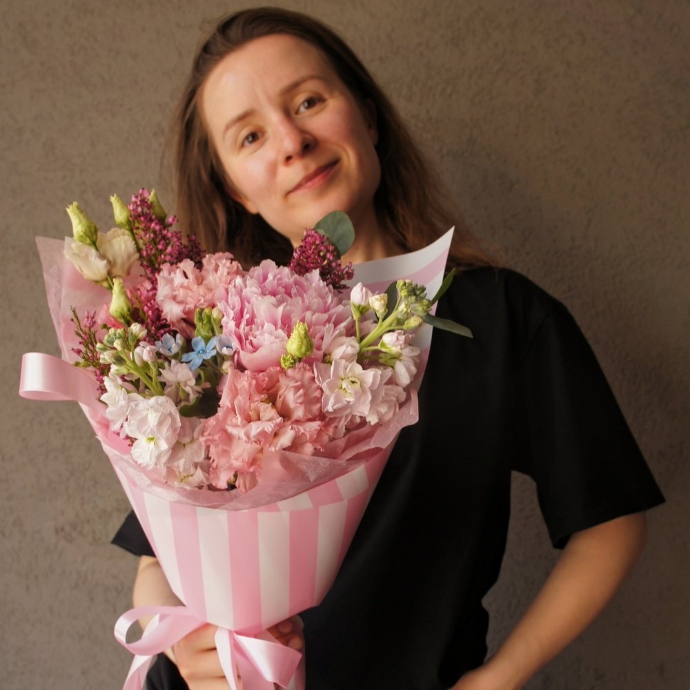 Клубничный зефир: пион, маттиола и кружевная эустома