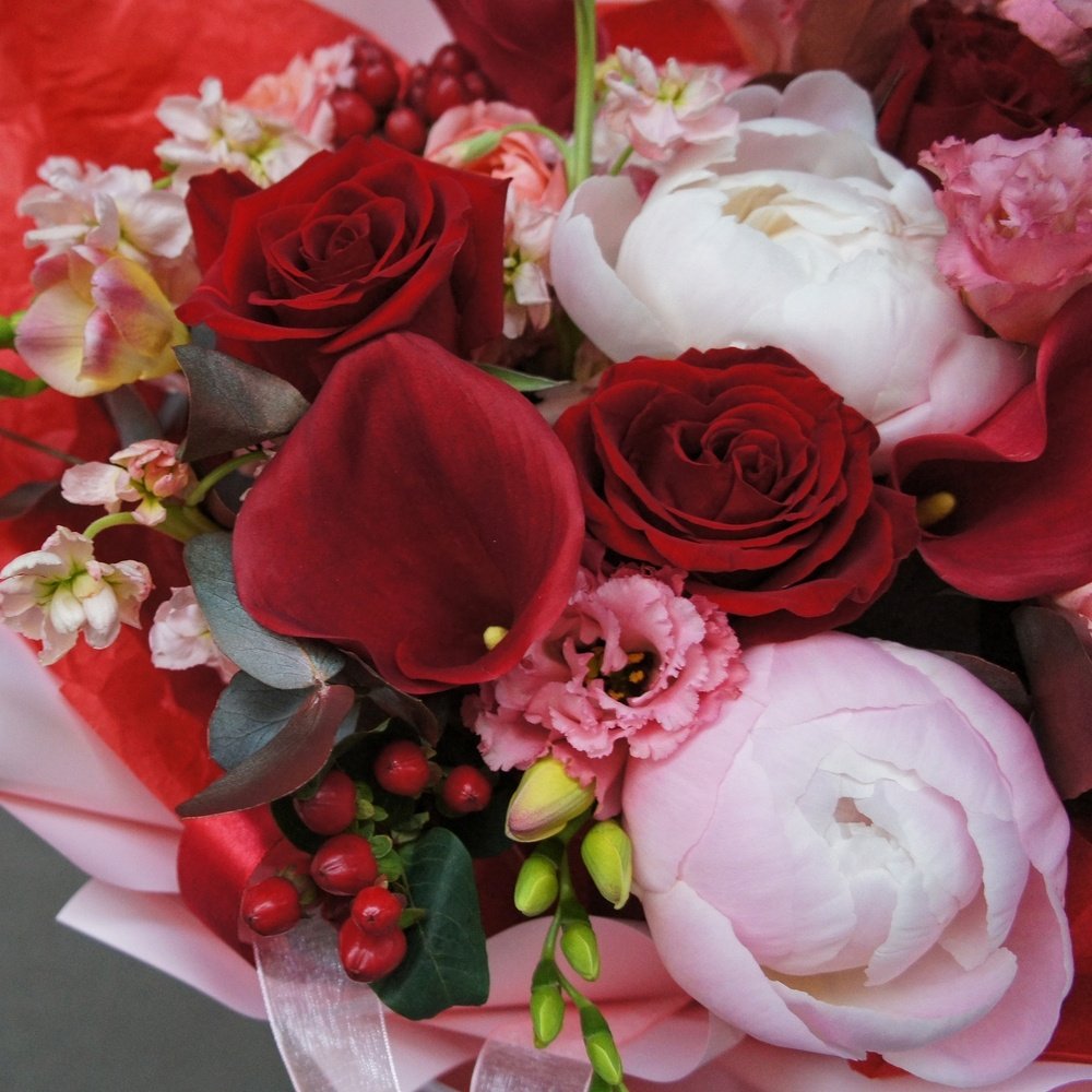 Ласковый Лео: пионы, каллы и фрезия