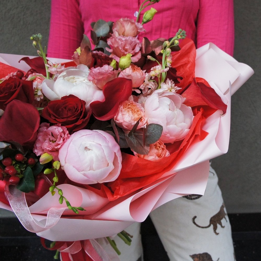 Ласковый Лео: пионы, каллы и фрезия