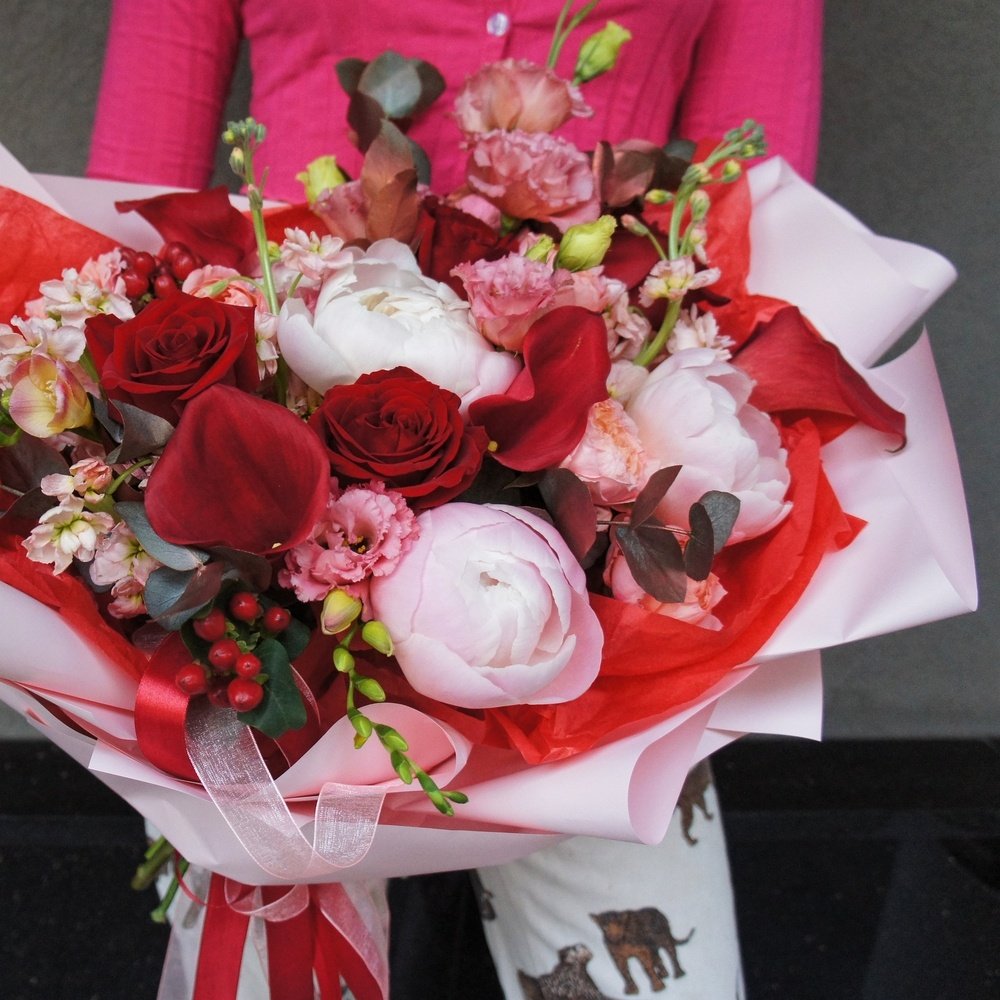 Ласковый Лео: пионы, каллы и фрезия