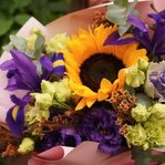 Амаретто: яркий подсолнух, ирисы и кружевная эустома в Санкт-Петербурге - Фотография 4