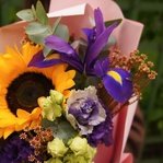 Амаретто: яркий подсолнух, ирисы и кружевная эустома в Санкт-Петербурге - Фотография 5