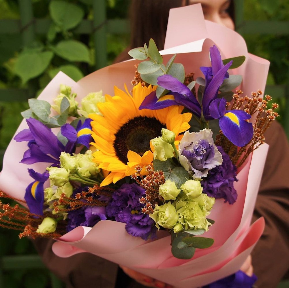 Амаретто: яркий подсолнух, ирисы и кружевная эустома в Санкт-Петербурге