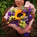 Амаретто: яркий подсолнух, ирисы и кружевная эустома в Санкт-Петербурге - Фотография 2