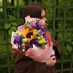 Амаретто: яркий подсолнух, ирисы и кружевная эустома в Санкт-Петербурге - Фотография 10