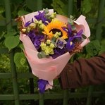 Амаретто: яркий подсолнух, ирисы и кружевная эустома в Санкт-Петербурге - Фотография 9