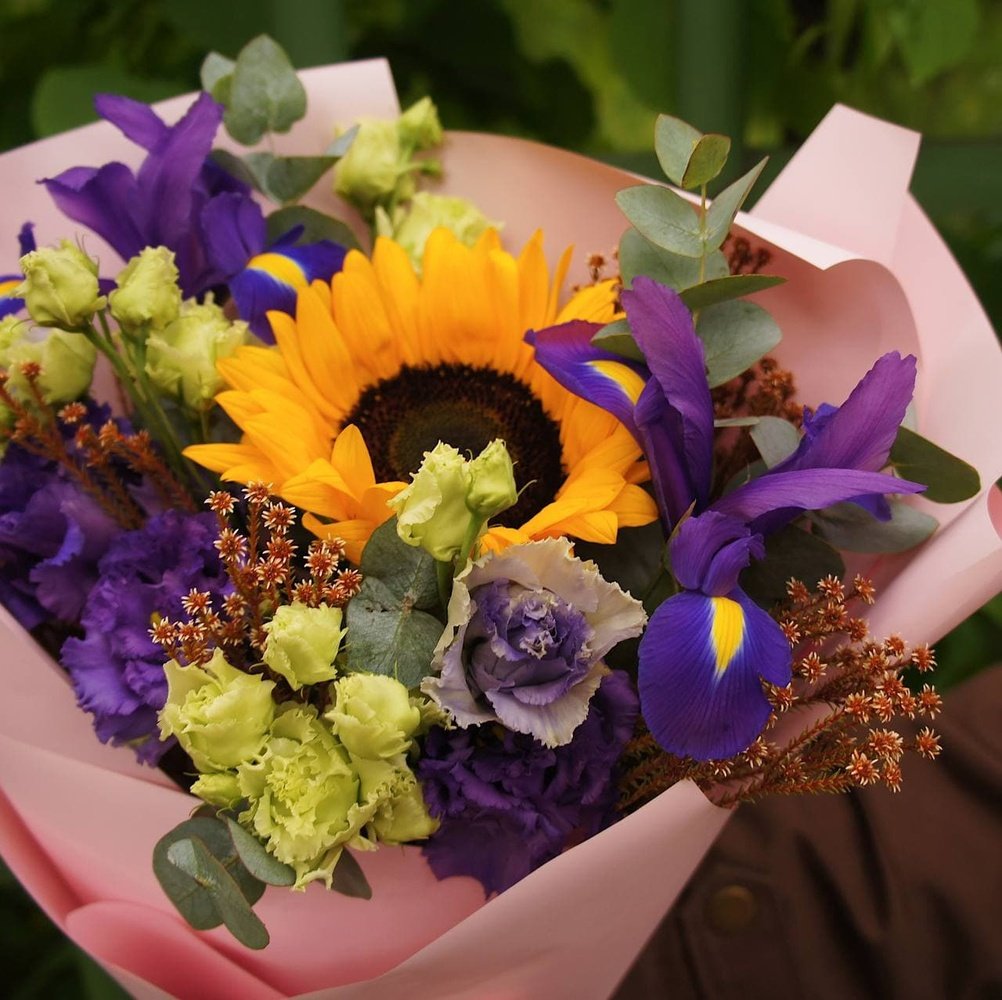 Амаретто: яркий подсолнух, ирисы и кружевная эустома