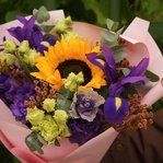 Амаретто: яркий подсолнух, ирисы и кружевная эустома в Санкт-Петербурге - Фотография 8