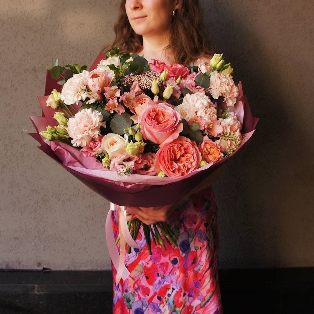 Попурри: пионовидные розы и другие цветы + аквабокс и коробка-переноска