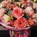 Попурри: пионовидные розы, фактурная гвоздика и другие цветы в Санкт-Петербурге - Фотография 2