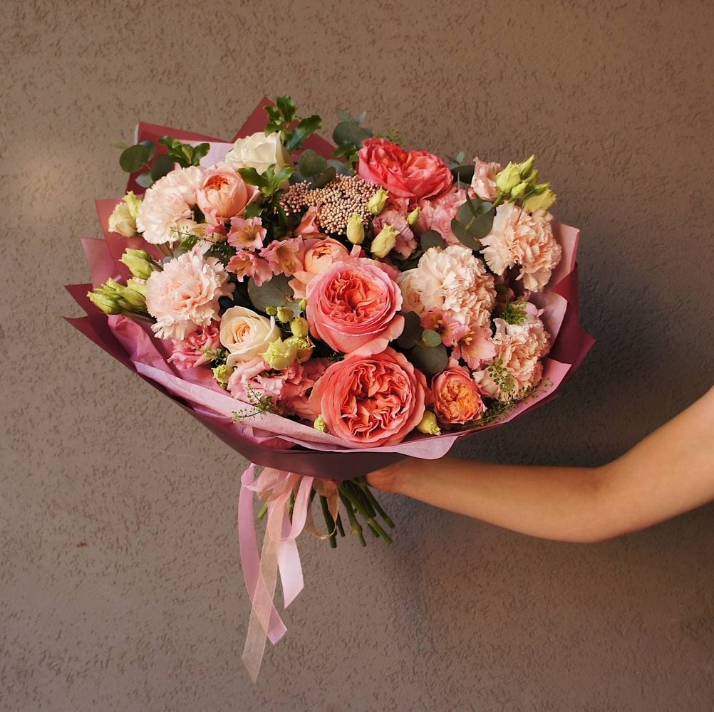 Попурри: пионовидные розы и другие цветы + аквабокс и коробка-переноска