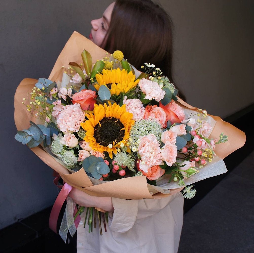 Жаркое лето: подсолнухи, пионовидные розы и другие цветы