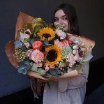 Жаркое лето: подсолнухи, пионовидные розы и другие цветы в Санкт-Петербурге - Фотография 1 Жаркое лето: подсолнухи, пионовидные розы и другие цветы в Санкт-Петербурге - Фотография 1
