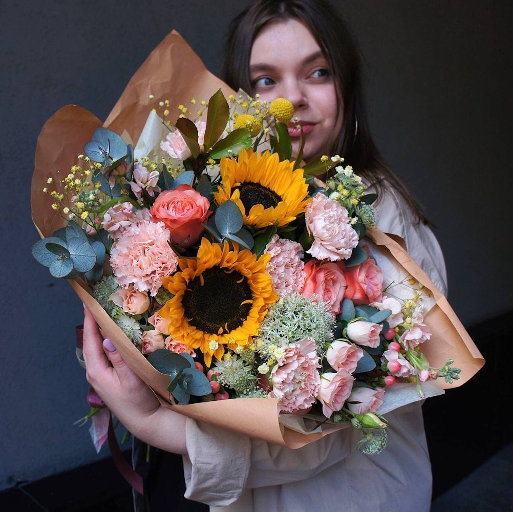 Жаркое лето: подсолнухи, пионовидные розы и другие цветы