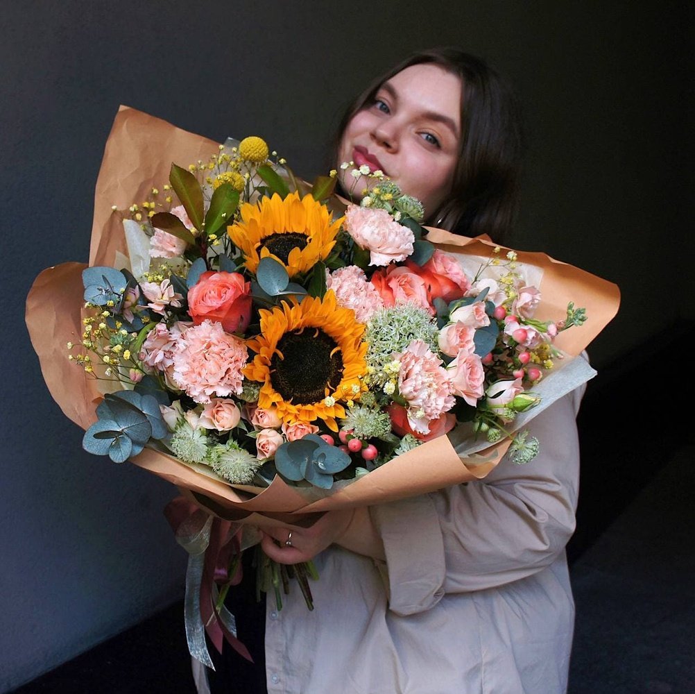 Жаркое лето: подсолнухи, пионовидные розы и другие цветы