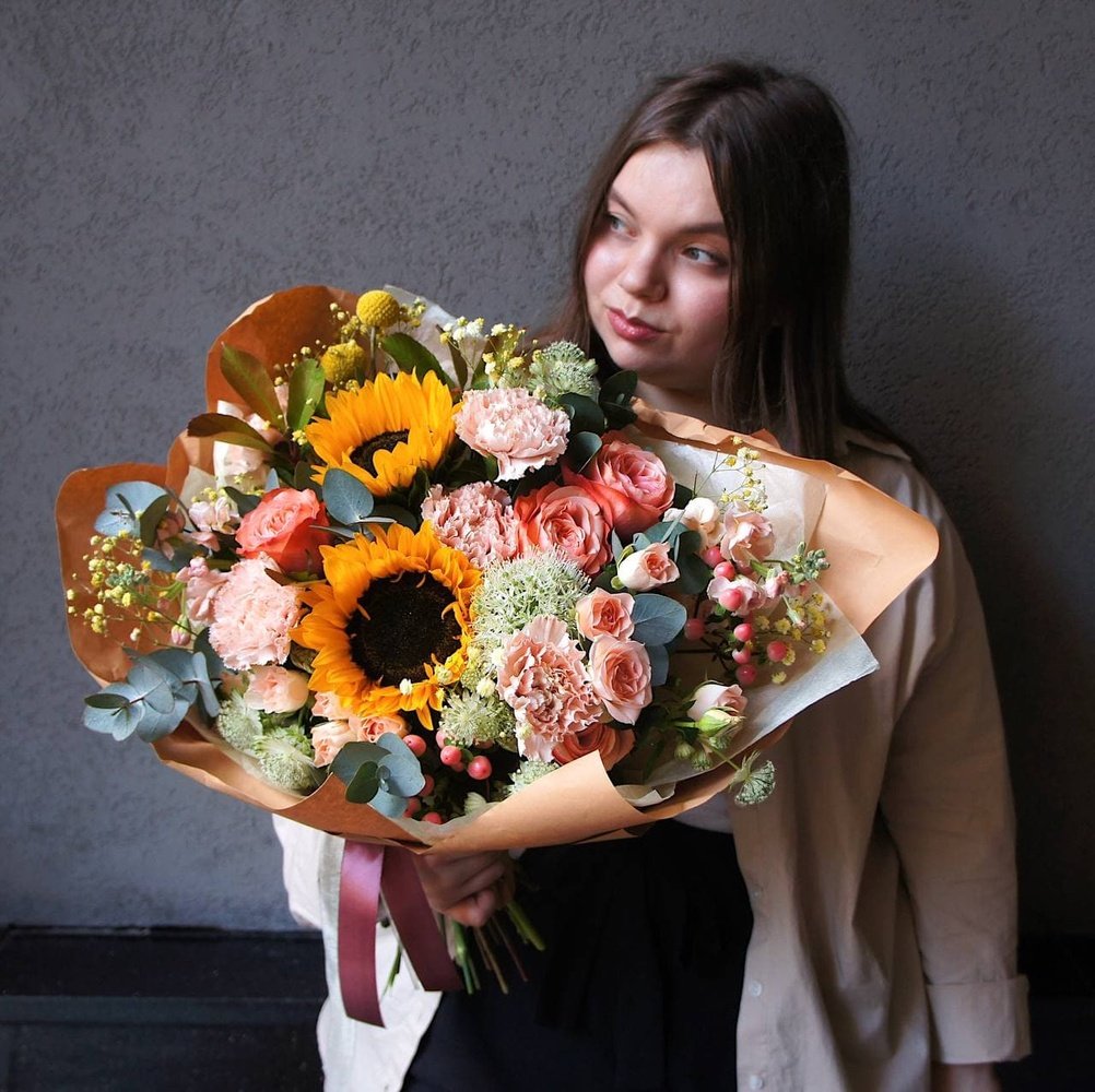 Жаркое лето: подсолнухи, пионовидные розы и другие цветы