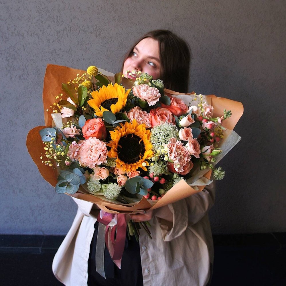 Жаркое лето: подсолнухи, пионовидные розы и другие цветы