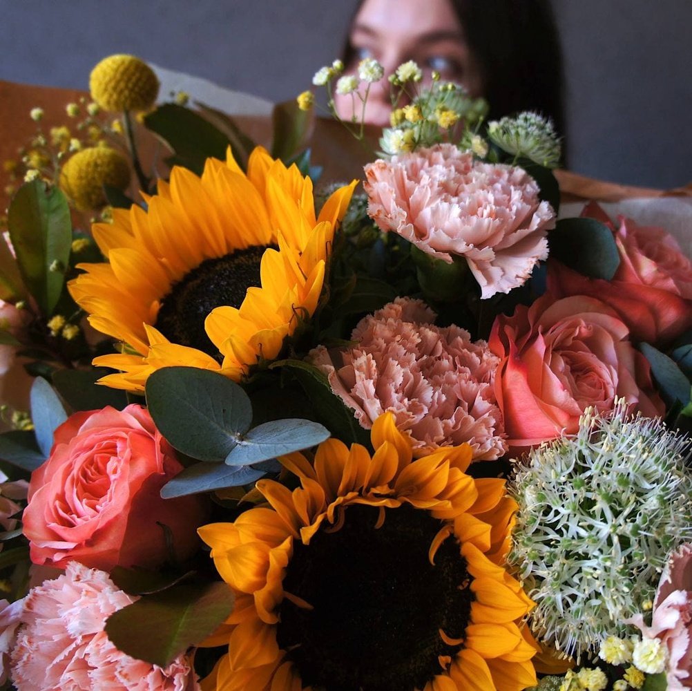 Жаркое лето: подсолнухи, пионовидные розы и другие цветы