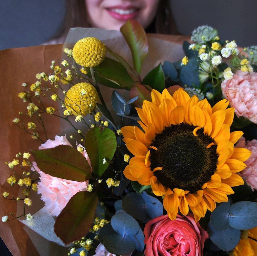 Жаркое лето: подсолнухи, пионовидные розы и другие цветы