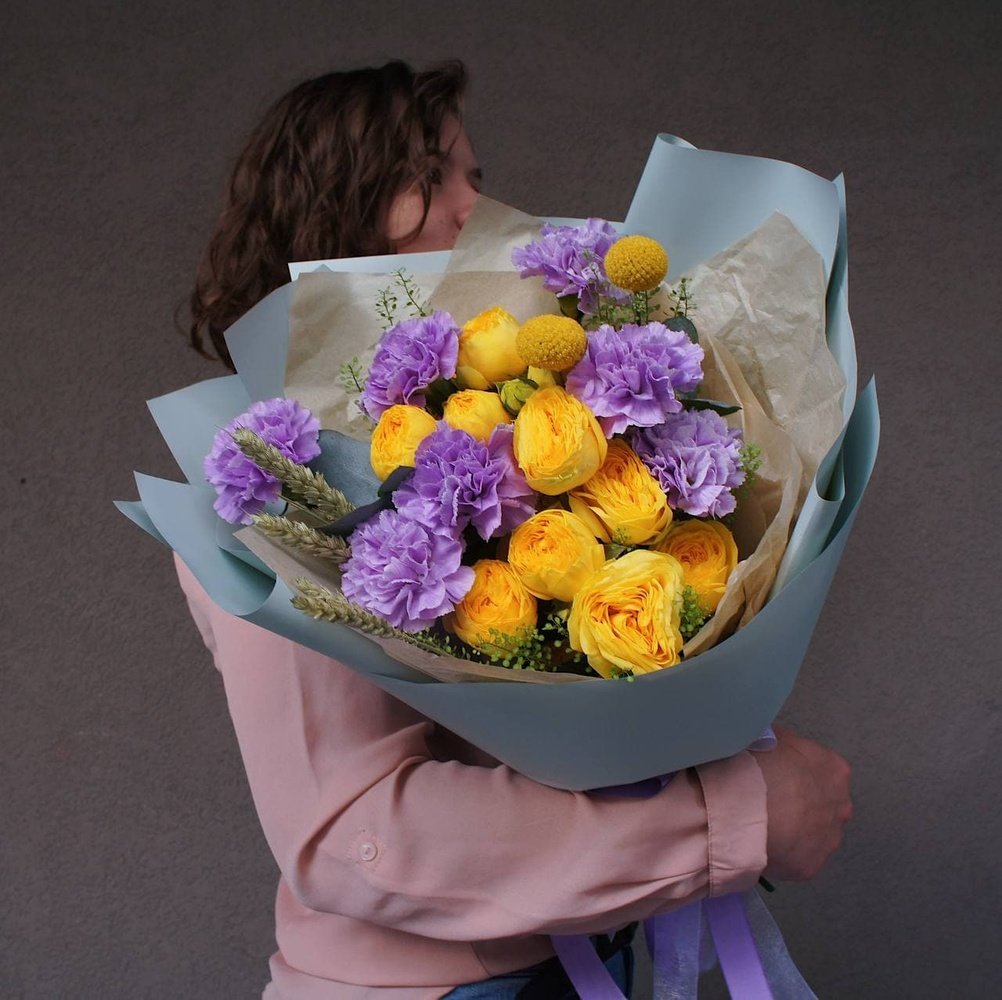 Палящее солнце: пионовидная роза, фактурные гвоздики и яркие текстурные соцветия краспедии в Санкт-Петербурге